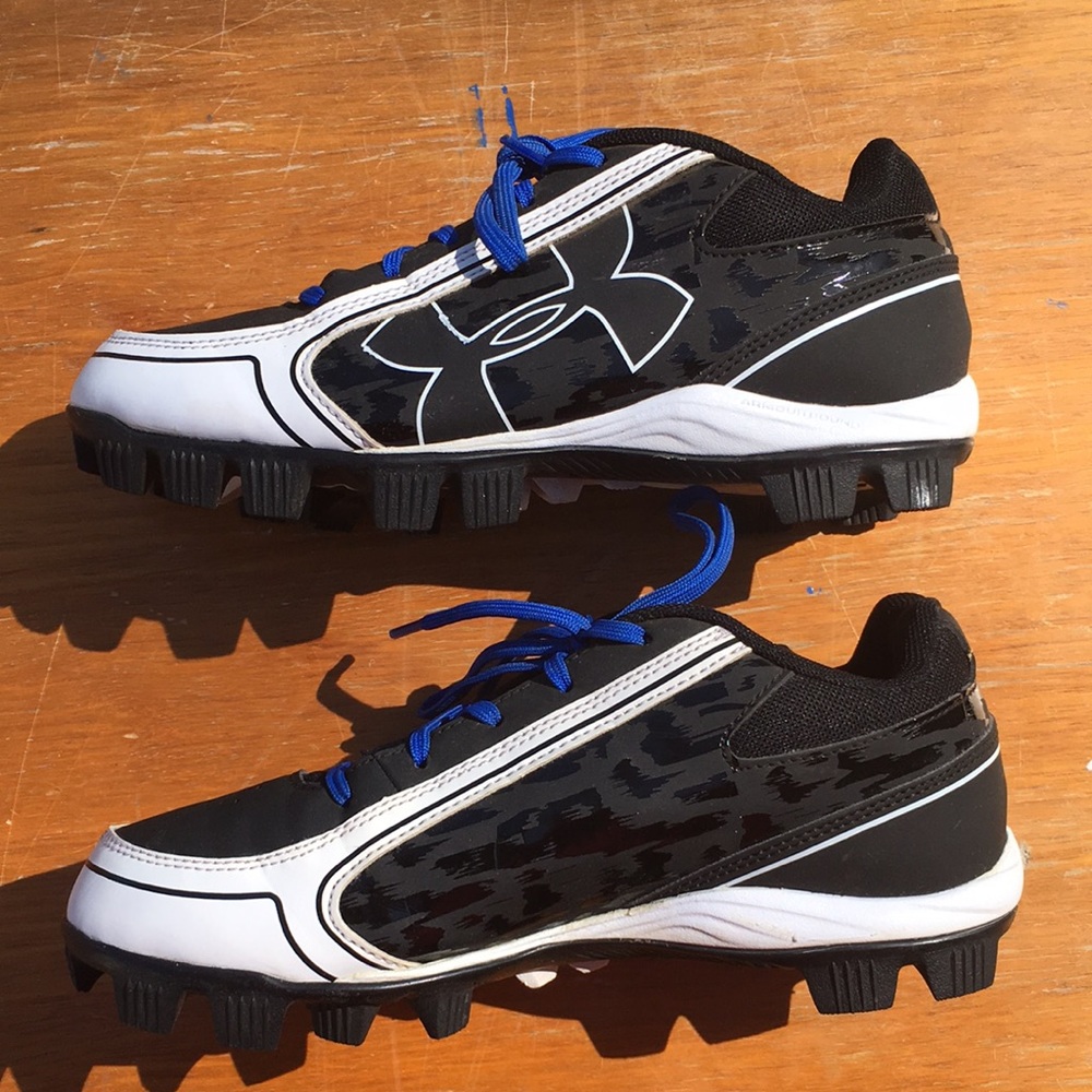 Underarmour size 6.5 men’s cleats. black/w…